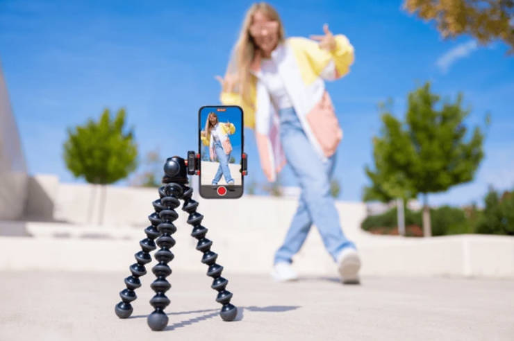 A picture of a woman filming a TikTok video, demonstrating Tiktok's popularity. The possibility of an IPO could arise in the future. - Ultima Markets