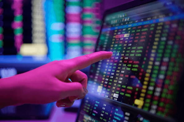 What is Quant Trading ? Quant trading is the use of mathematics, statistics, and software to find and execute trades in a systematic way. - Ultima Markets