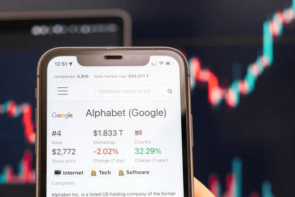 Historically, prices stay close. Occasionally, GOOGL trades at a small premium due to voting rights. - Ultima Markets