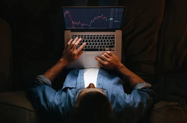 A typical VCP pattern forms a symmetrical base, where each contraction is smaller than the last. - Ultima Markets