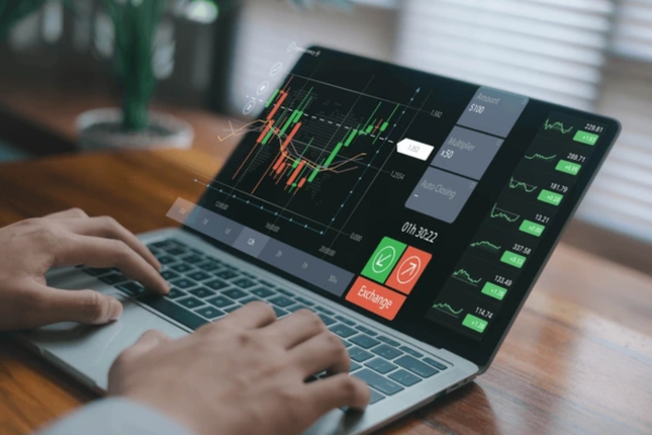 Trend trading is a strategy that focuses on capturing profits by aligning with the prevailing direction of the market. - Ultima Markets
